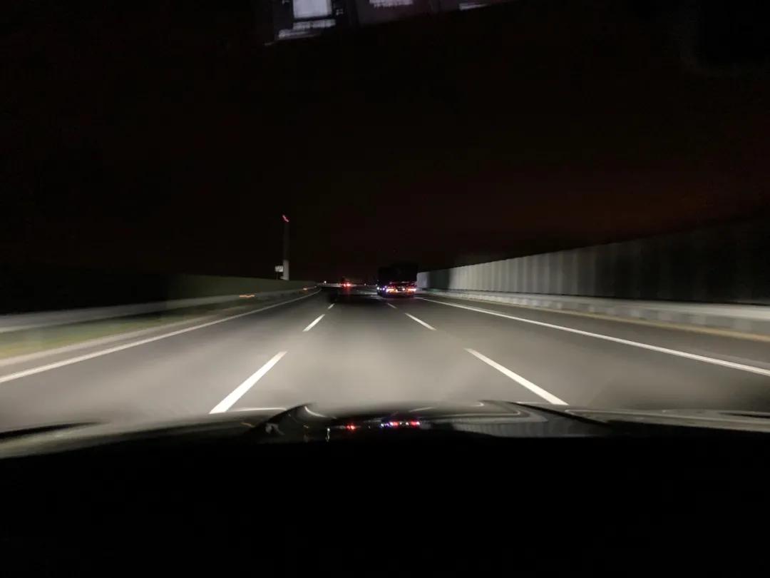 吉利汽車最新款SUV，引領(lǐng)智能出行新潮流